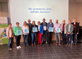Landrat Volker Meyer (4.v.l.) zeichnete zusammen mit Dirk Reiche (2.v.r.) und Torsten Rolfs (r.) vom Regionalen Landesamt für Schule und Bildung Hannover fünf Schulen mit dem Gütesiegel „Berufswahl- und ausbildungsfreundliche Schule“ aus.&nbsp;&copy;&nbsp;Landkreis Diepholz
