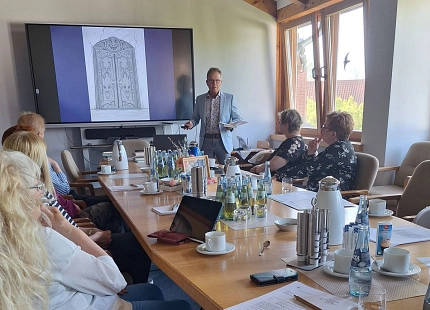 Fabian Lenk und der Kulturbeirat bei einer Präsentation&nbsp;&copy;&nbsp;Landkreis Diepholz