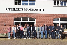 Mitgliederversammlung der DümmerWeserLand Touristik in Sulingen Von links nach rechts: Bianca Strieker (DWL), Christina Bünnemeyer (Stadt Diepholz), Elisabeth Wübbeler (Gemeinde Goldenstedt), Heinrich Kammacher (Samtgemeinde Kirchdorf), Marcel Hahne (Gemeinde Stemwede), Andrea Havekost-Pahl (Samtgemeinde Siedenburg), Jessica Weßling (Samtgemeinde Altes Amt Lemförde), Chirstoph Bornhorst (Stadt Damme), Patrick Bade (Stadt Sulingen), Matthias Partetzke (Stadtwerke Huntetal), Lars Mentrup (Samtgemeinde Altes Amt Lemförde), Detlef Tänzer (Landkreis Diepholz), Matthias Kreye (Gemeinde Wagenfeld), Helmut Denker (Samtgemeinde Schwaförden), Anselm Höfelmeier (TV Dümmerland), Toben Lüning (Rittergutmanufaktur), Dr. Bert Honsel (Stadt Rahden), Dorothea Schneider (DümmerWeserLand)