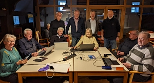 Die ehrenamtlichen Helfer, stehend v.l. Thomas Neveling, Peter Heuss, Uwe Schaper, Werner Ringe, und ihre Gäste